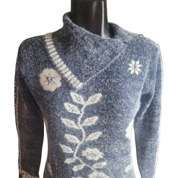 Le Grenier Blue and White Eyelash Knit Split Turtleneck Sweater M - Picture 2 of 7